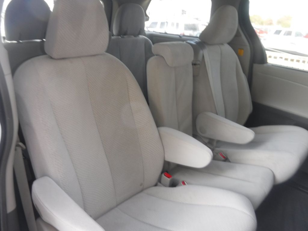 2012 Toyota Sienna Image 27