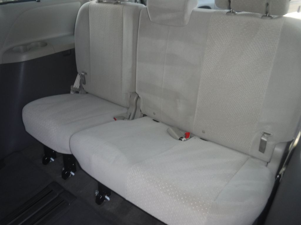2012 Toyota Sienna Image 28