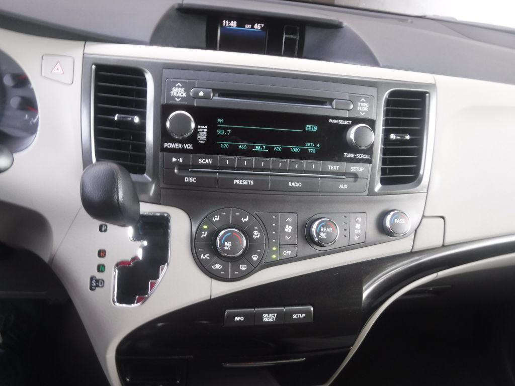 2012 Toyota Sienna Image 31