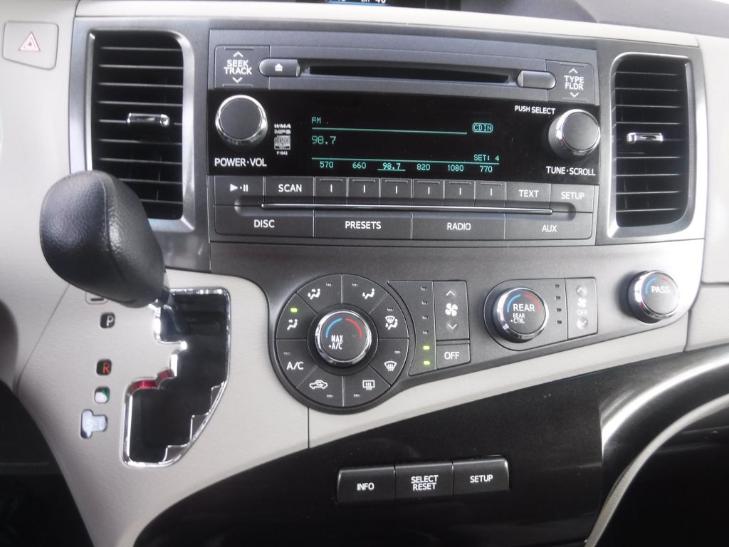 2012 Toyota Sienna Image 32