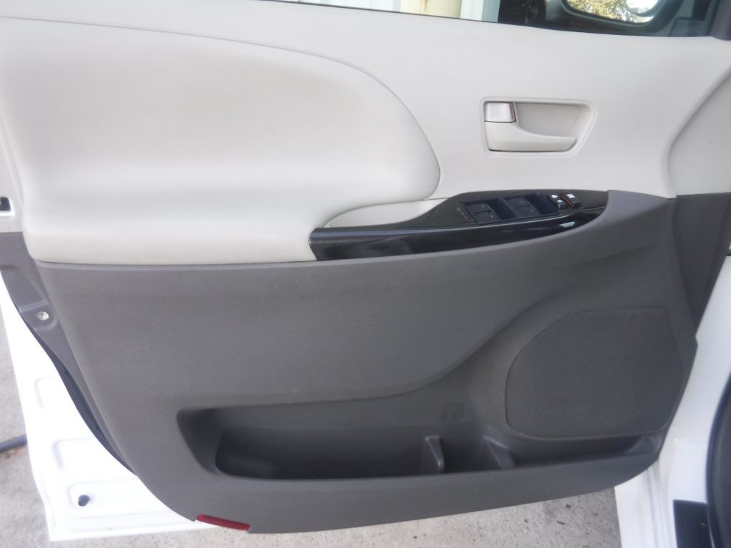 2012 Toyota Sienna Image 35