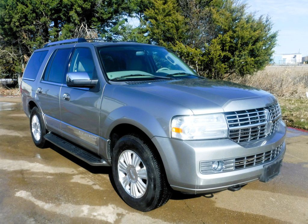 2008 Lincoln Navigator Image 2