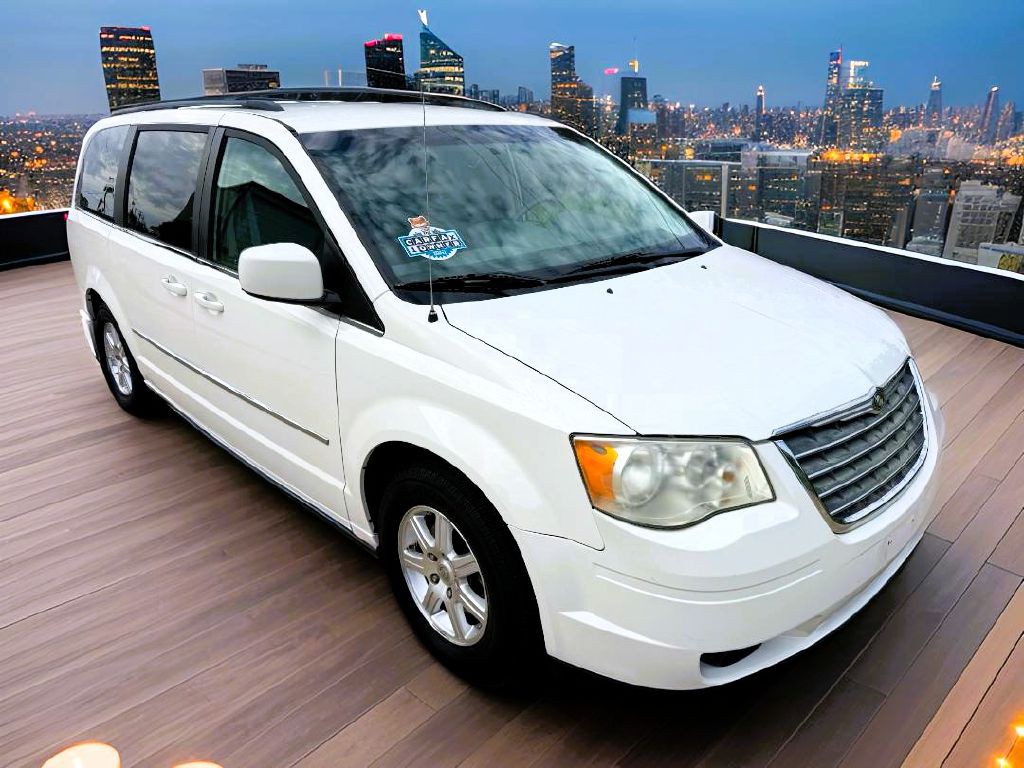 2009 Chrysler Town & Country Image 1