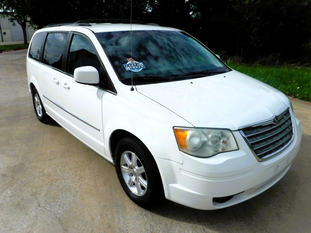 2009 Chrysler Town & Country Image 2