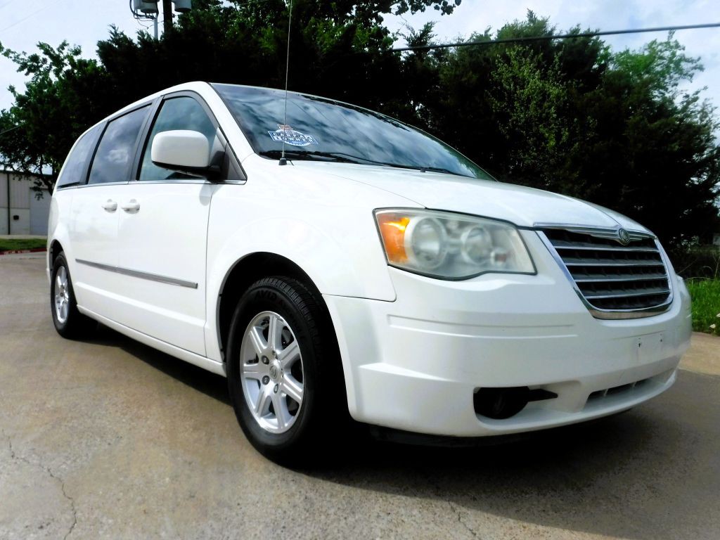 2009 Chrysler Town & Country Image 3