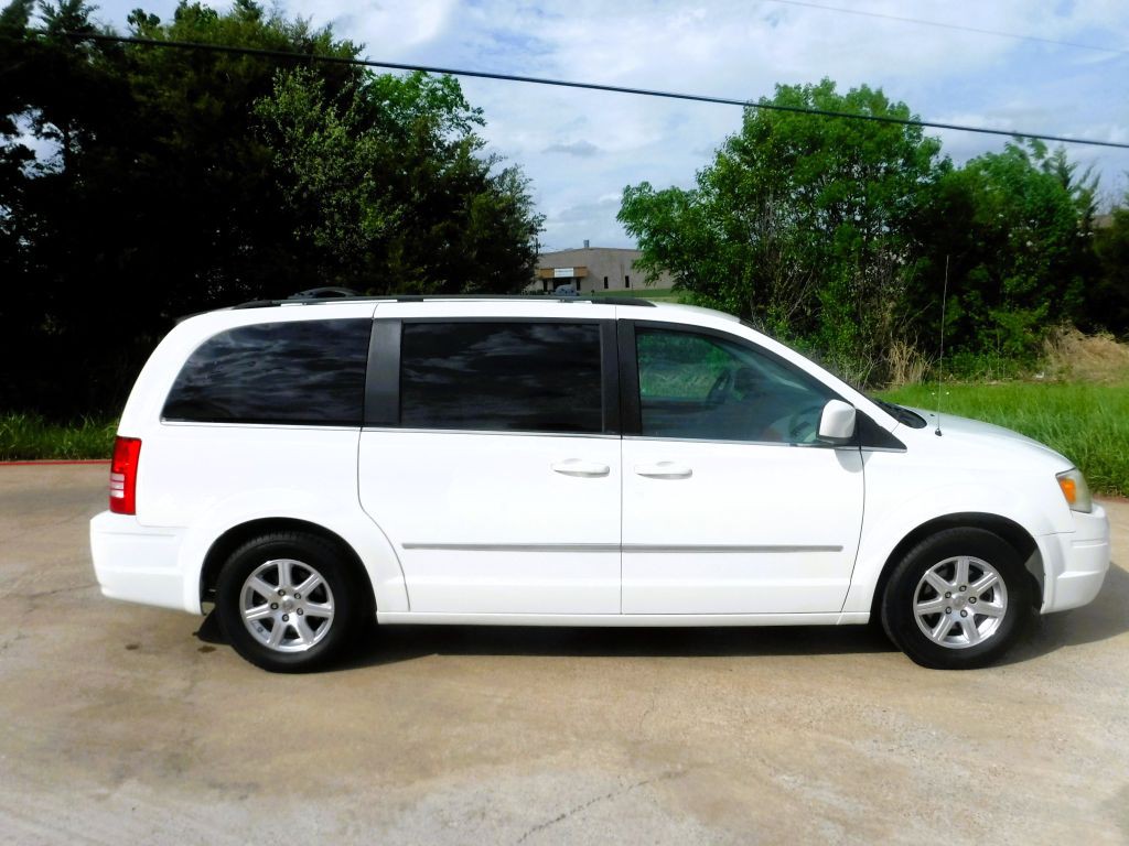 2009 Chrysler Town & Country Image 4