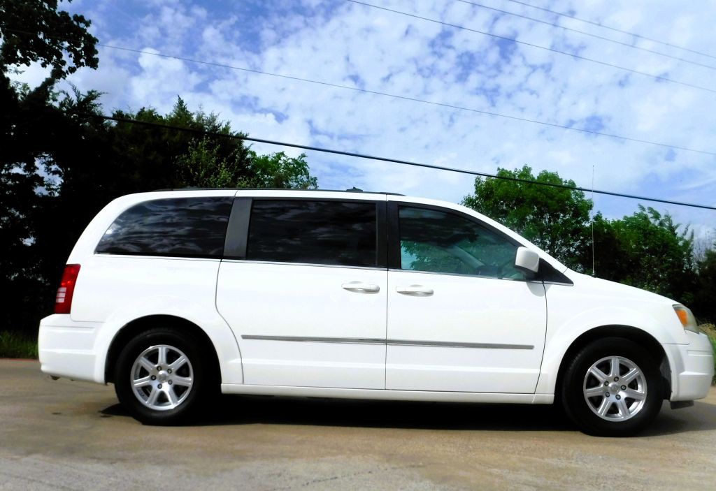 2009 Chrysler Town & Country Image 5