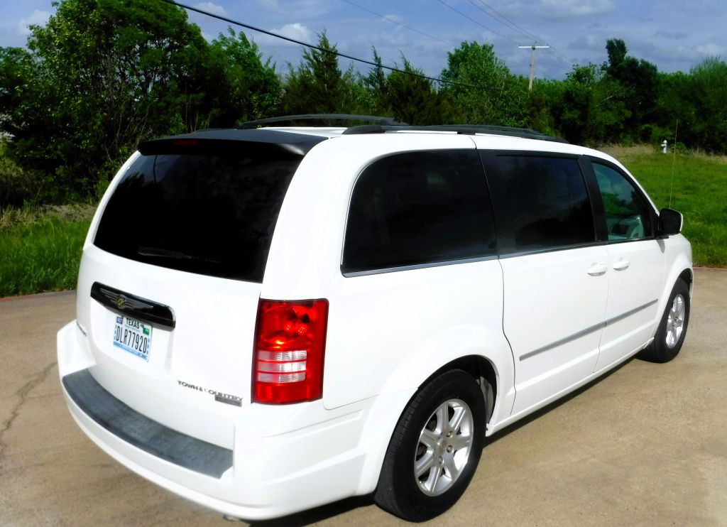 2009 Chrysler Town & Country Image 6