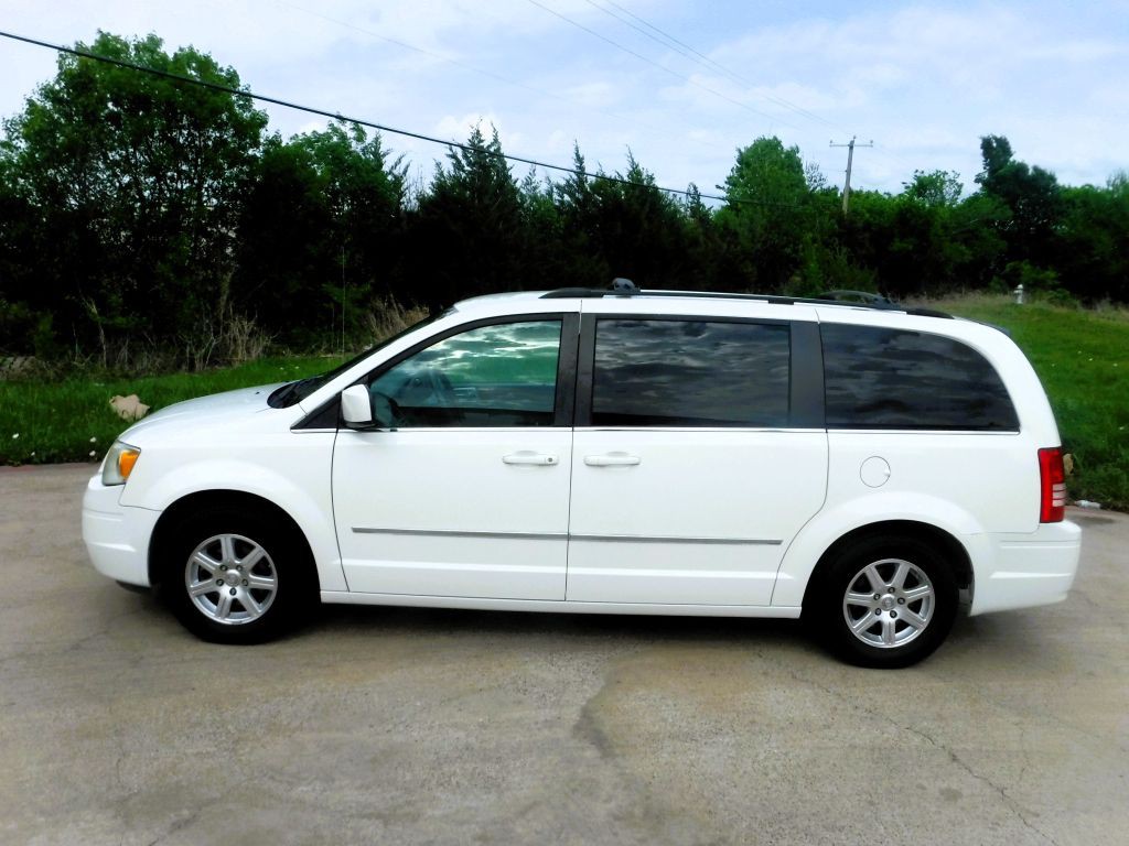 2009 Chrysler Town & Country Image 10