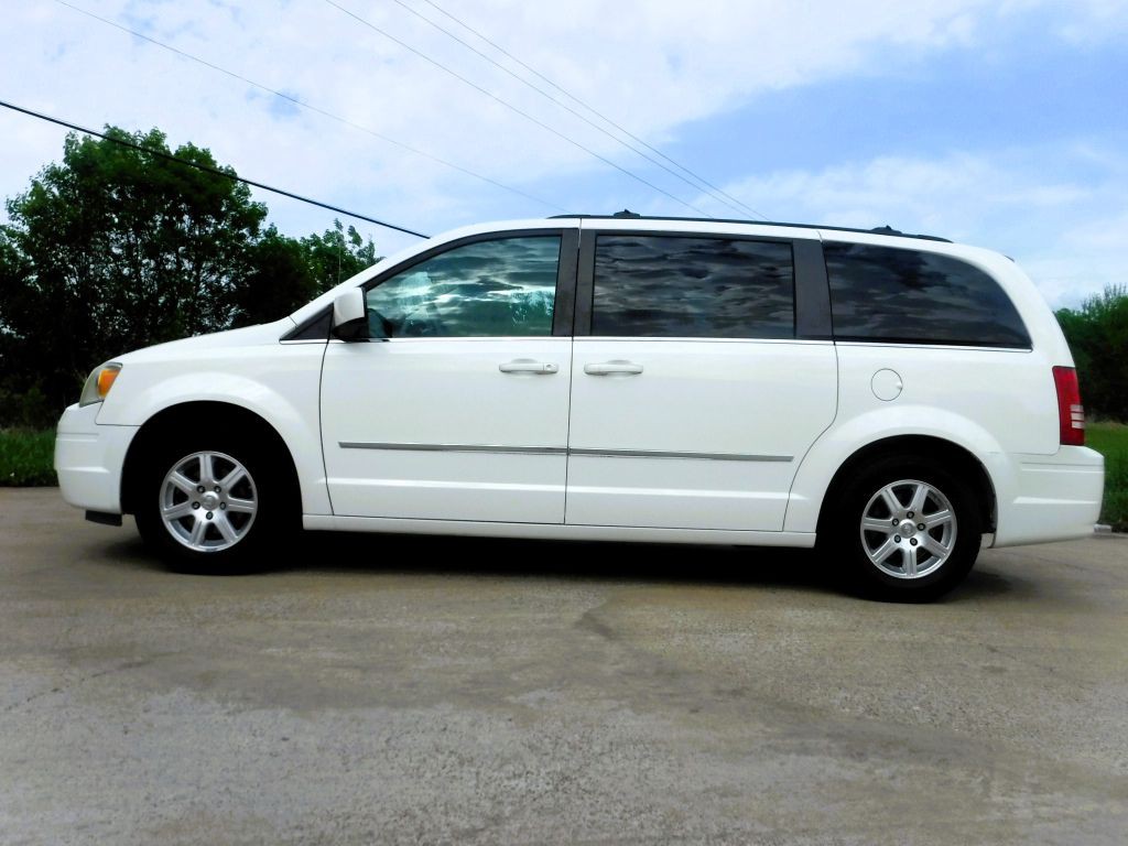 2009 Chrysler Town & Country Image 11