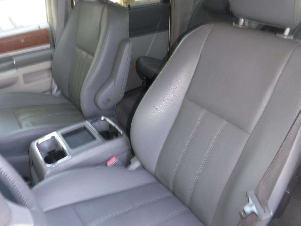 2009 Chrysler Town & Country Image 24