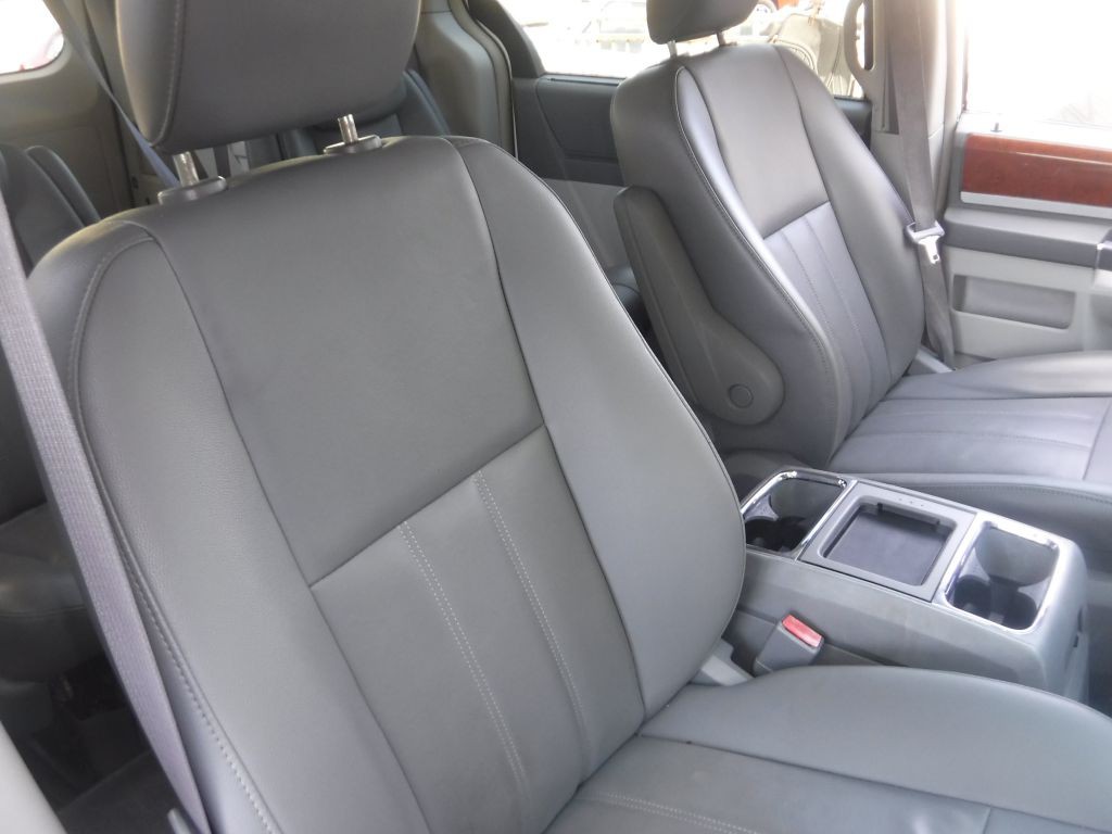 2009 Chrysler Town & Country Image 25