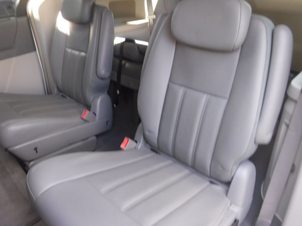 2009 Chrysler Town & Country Image 30