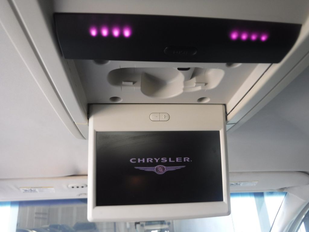 2009 Chrysler Town & Country Image 39