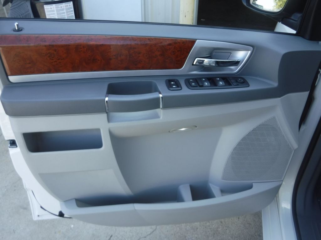 2009 Chrysler Town & Country Image 44