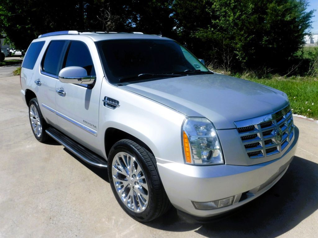 2011 Cadillac Escalade Image 2