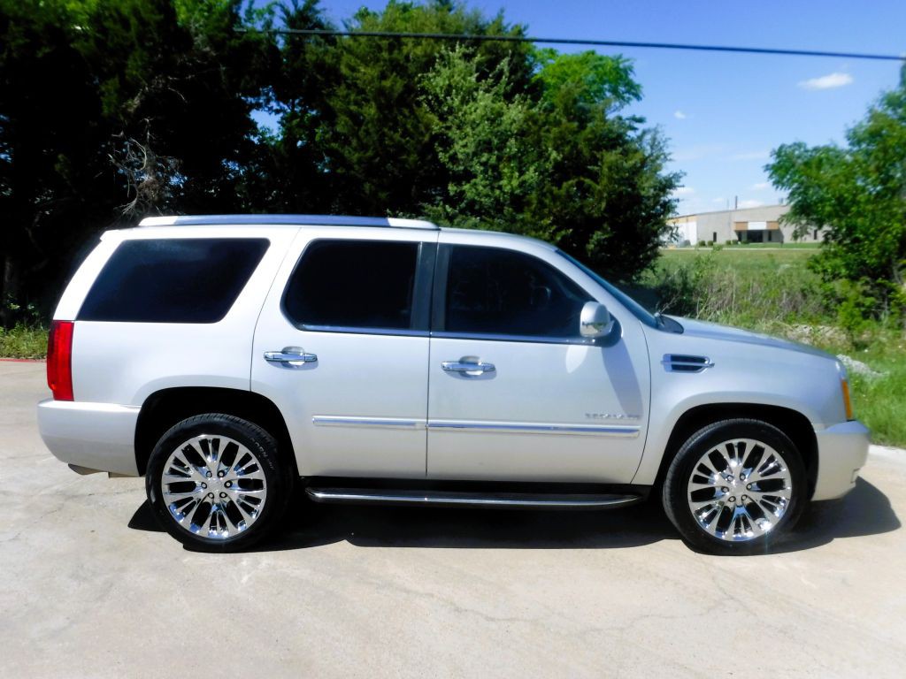 2011 Cadillac Escalade Image 4