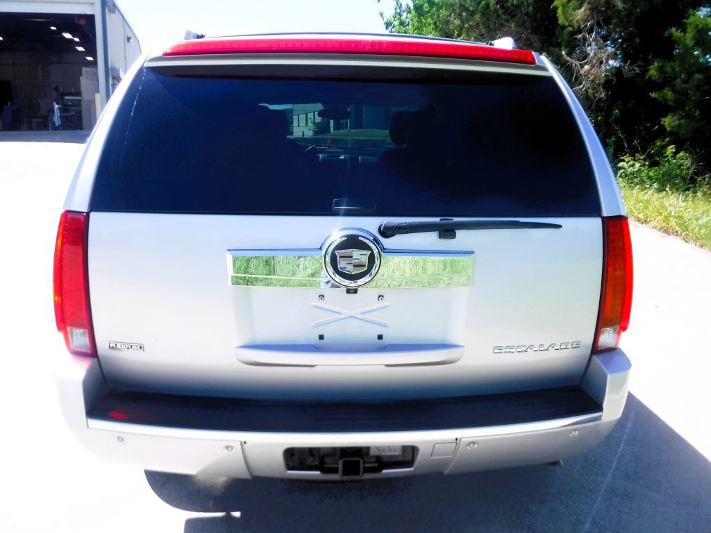 2011 Cadillac Escalade Image 16