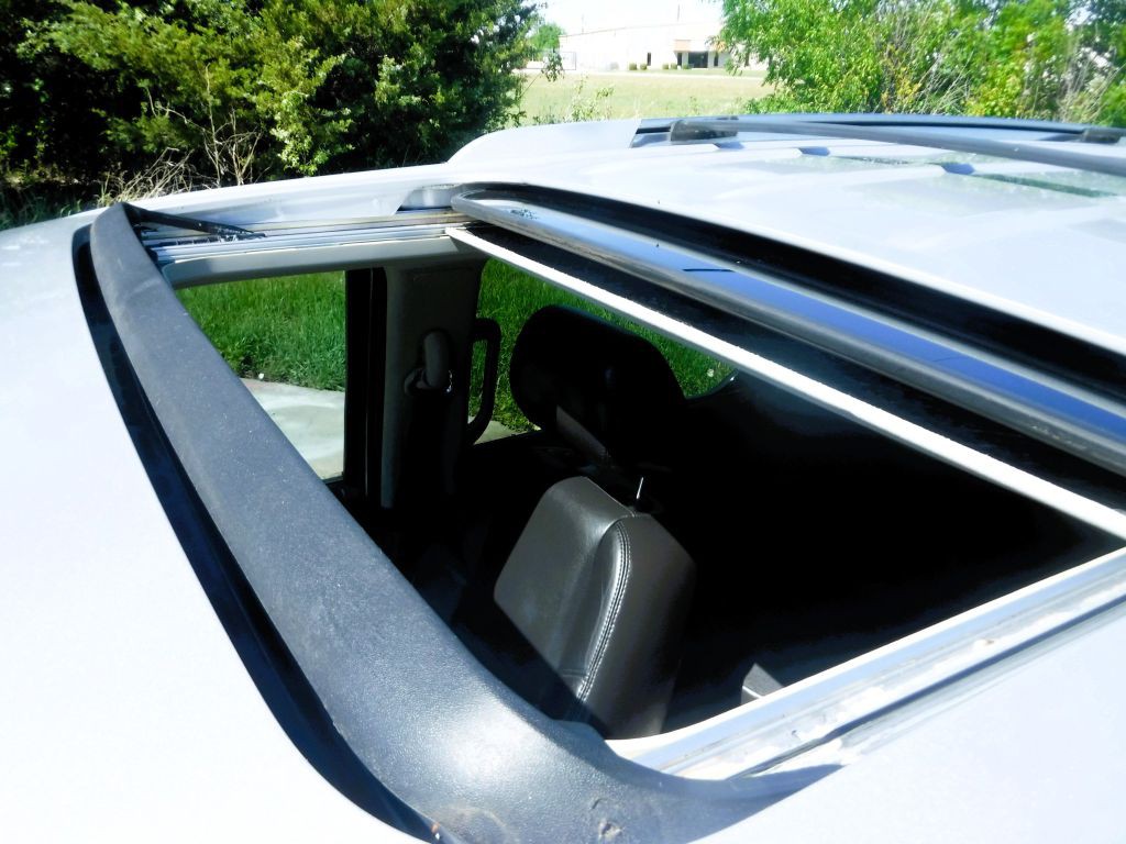 2011 Cadillac Escalade Image 18