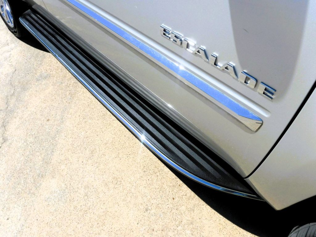 2011 Cadillac Escalade Image 20