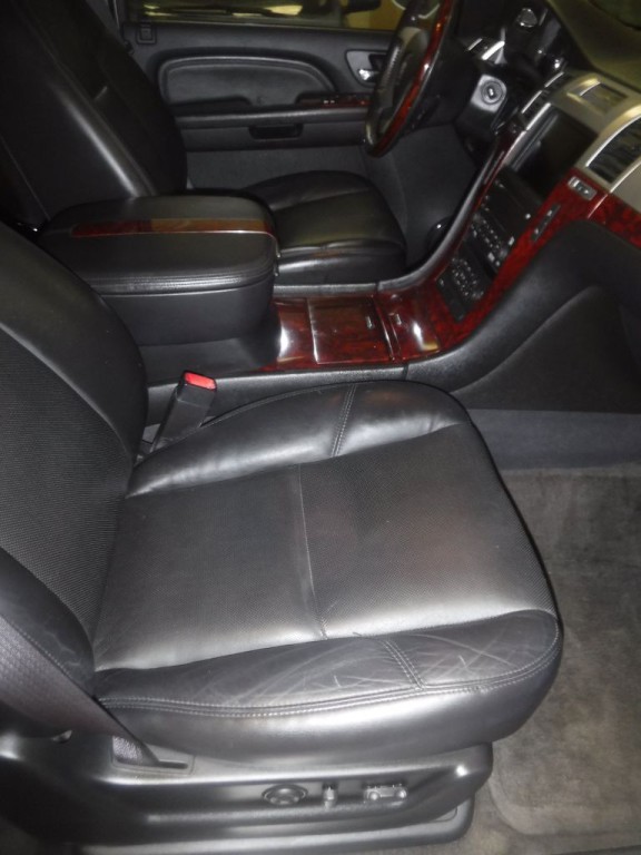 2011 Cadillac Escalade Image 28