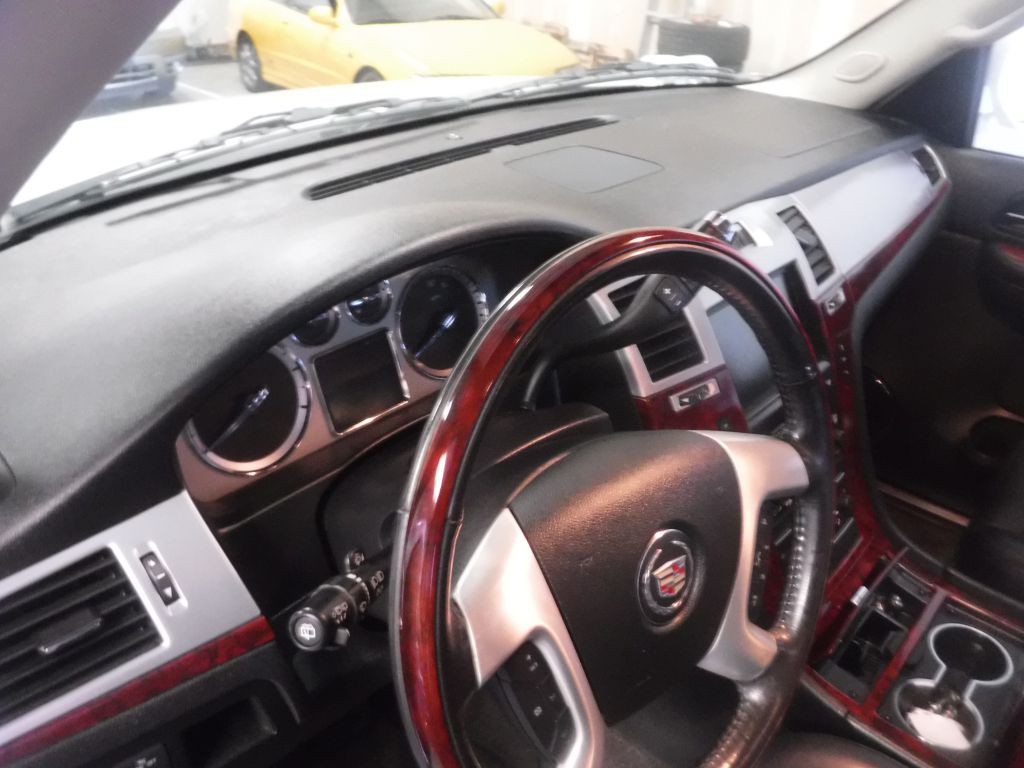 2011 Cadillac Escalade Image 29