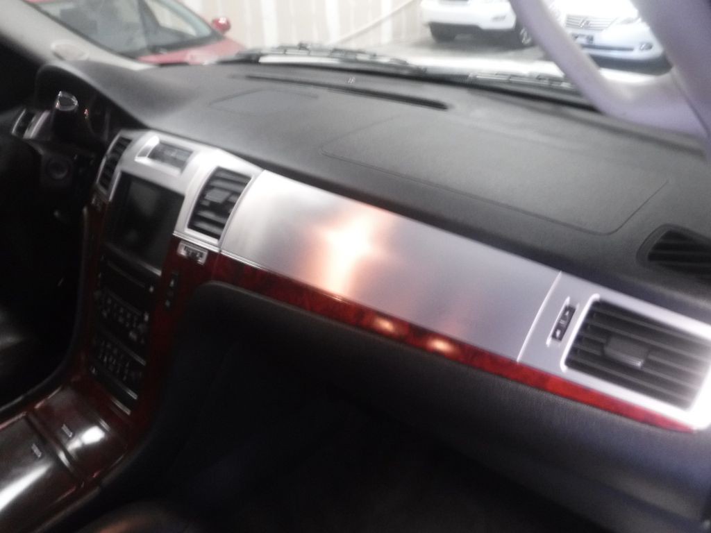 2011 Cadillac Escalade Image 30