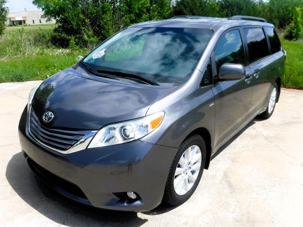 2017 Toyota Sienna Image 2