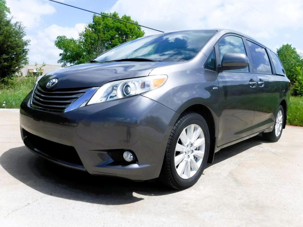 2017 Toyota Sienna Image 3