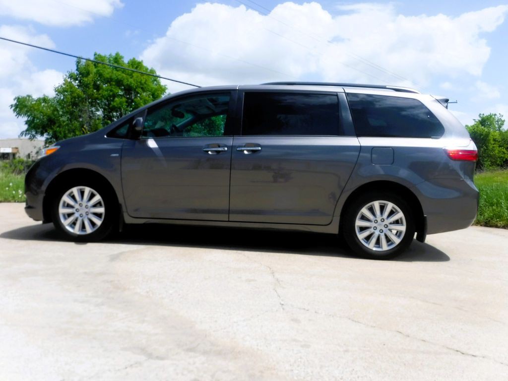 2017 Toyota Sienna Image 5