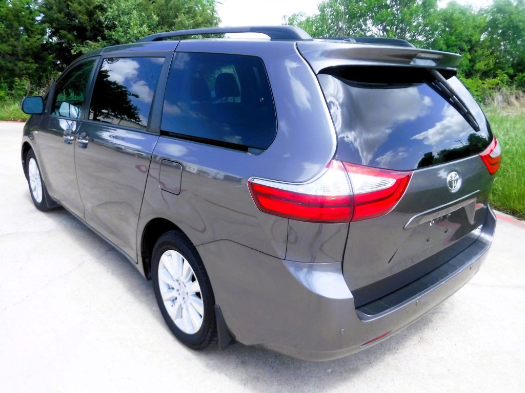 2017 Toyota Sienna Image 6
