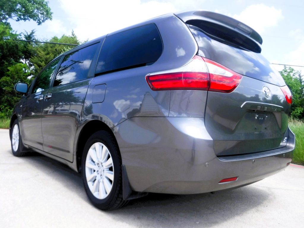 2017 Toyota Sienna Image 7