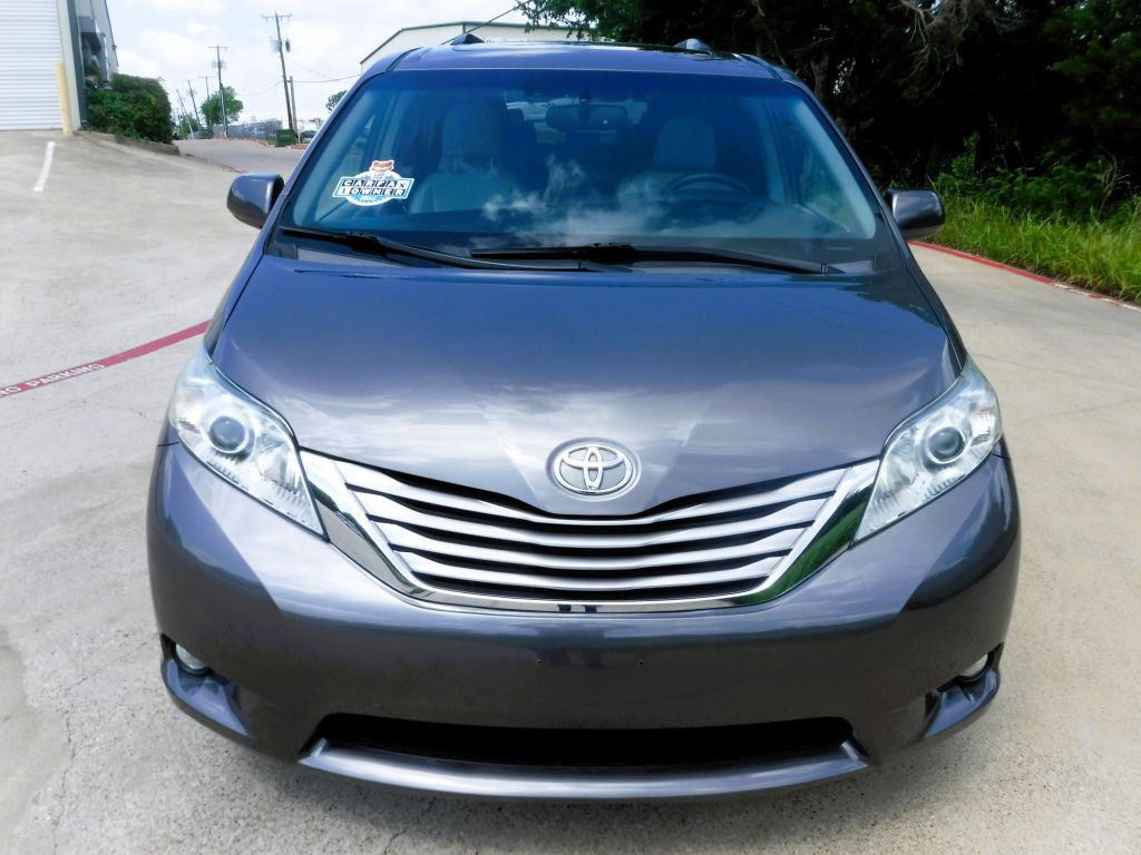 2017 Toyota Sienna Image 8