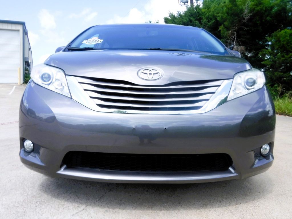 2017 Toyota Sienna Image 9