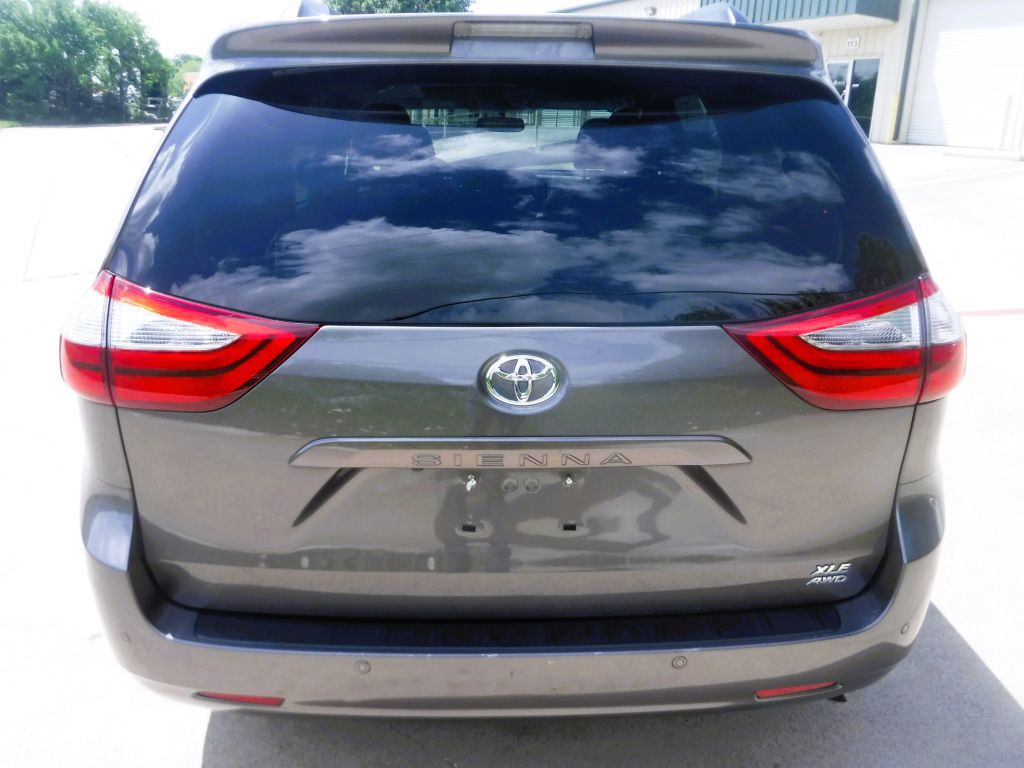 2017 Toyota Sienna Image 10