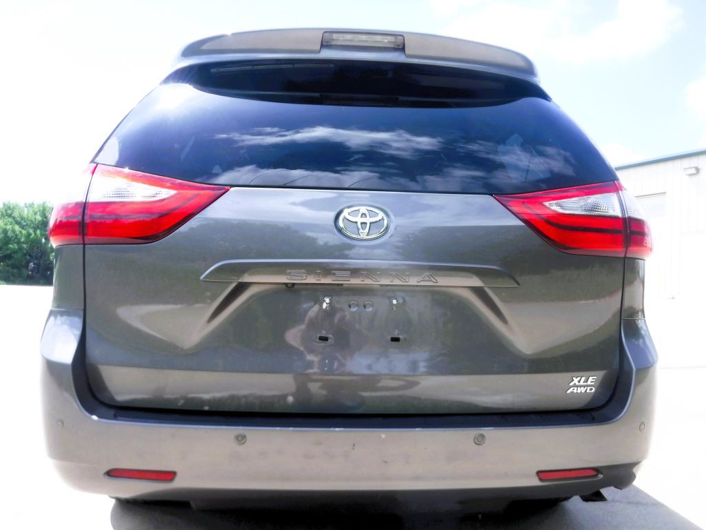 2017 Toyota Sienna Image 11