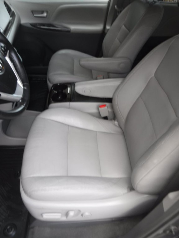 2017 Toyota Sienna Image 16
