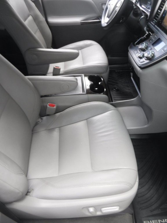 2017 Toyota Sienna Image 17