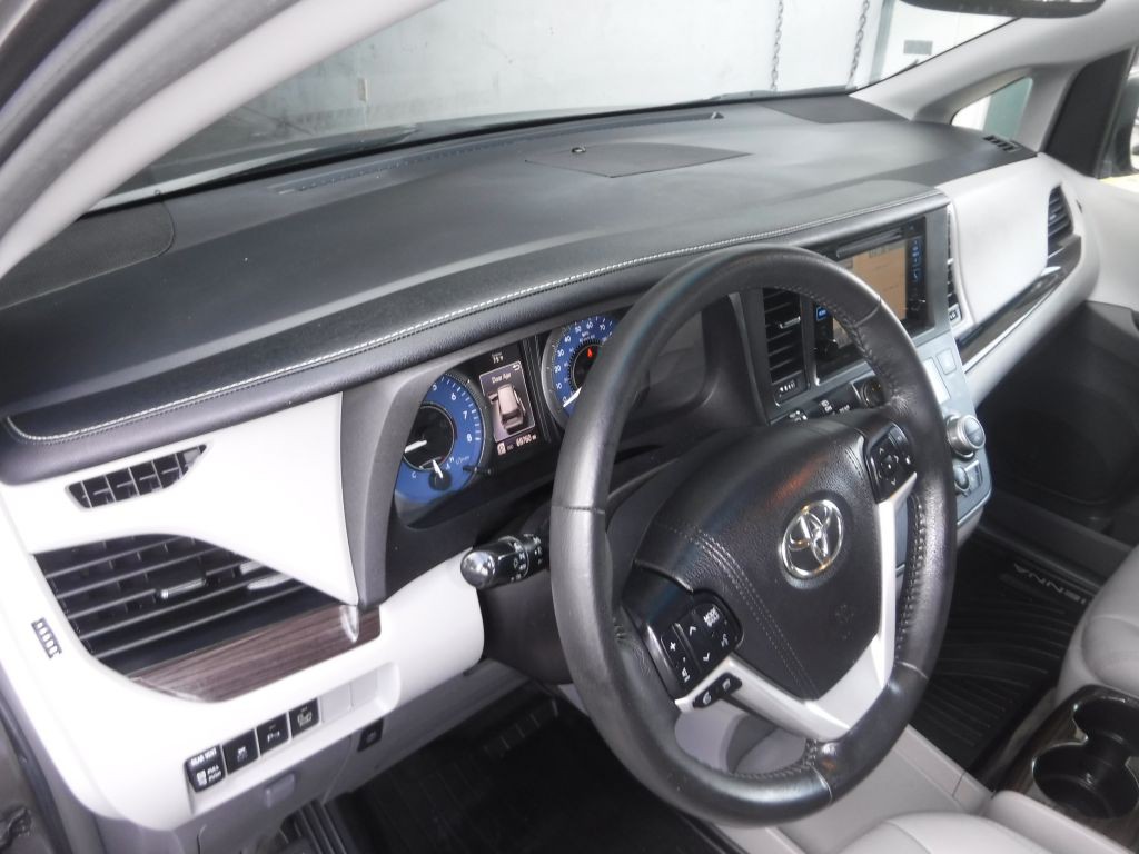 2017 Toyota Sienna Image 20