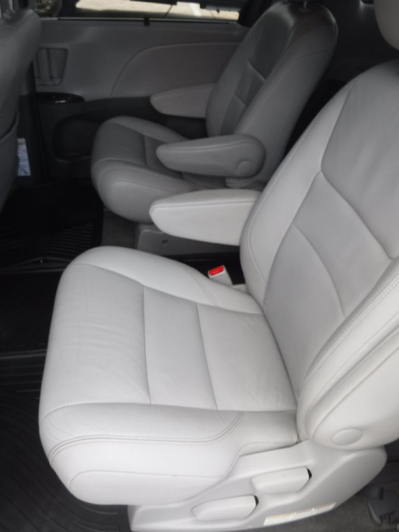 2017 Toyota Sienna Image 22