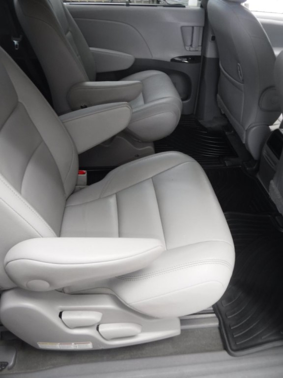 2017 Toyota Sienna Image 23