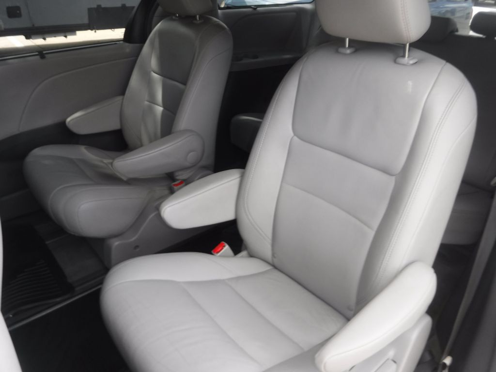 2017 Toyota Sienna Image 24