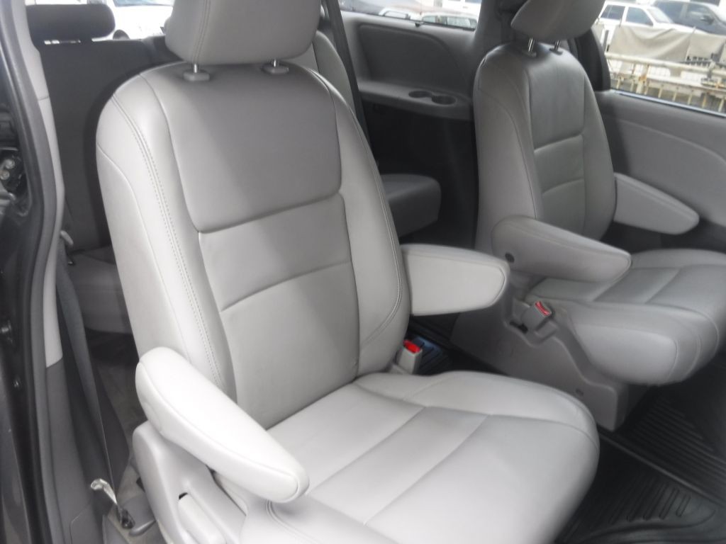 2017 Toyota Sienna Image 25