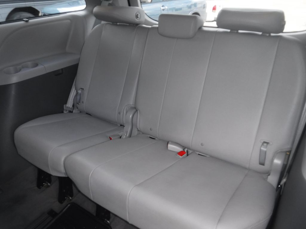 2017 Toyota Sienna Image 26