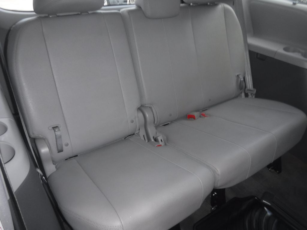 2017 Toyota Sienna Image 27