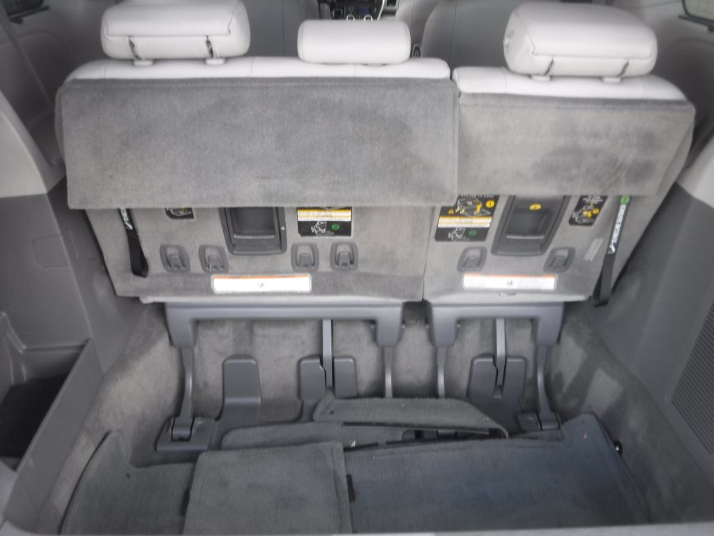 2017 Toyota Sienna Image 28