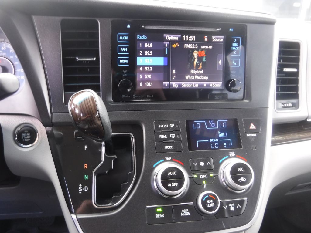 2017 Toyota Sienna Image 30