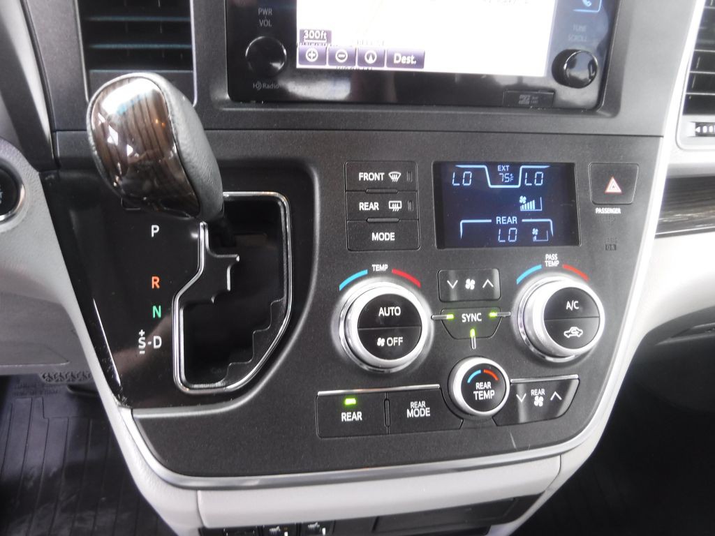 2017 Toyota Sienna Image 34