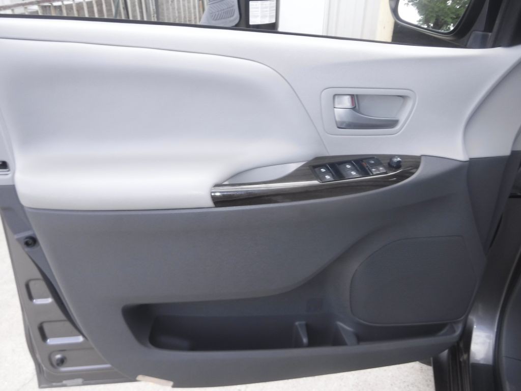 2017 Toyota Sienna Image 36