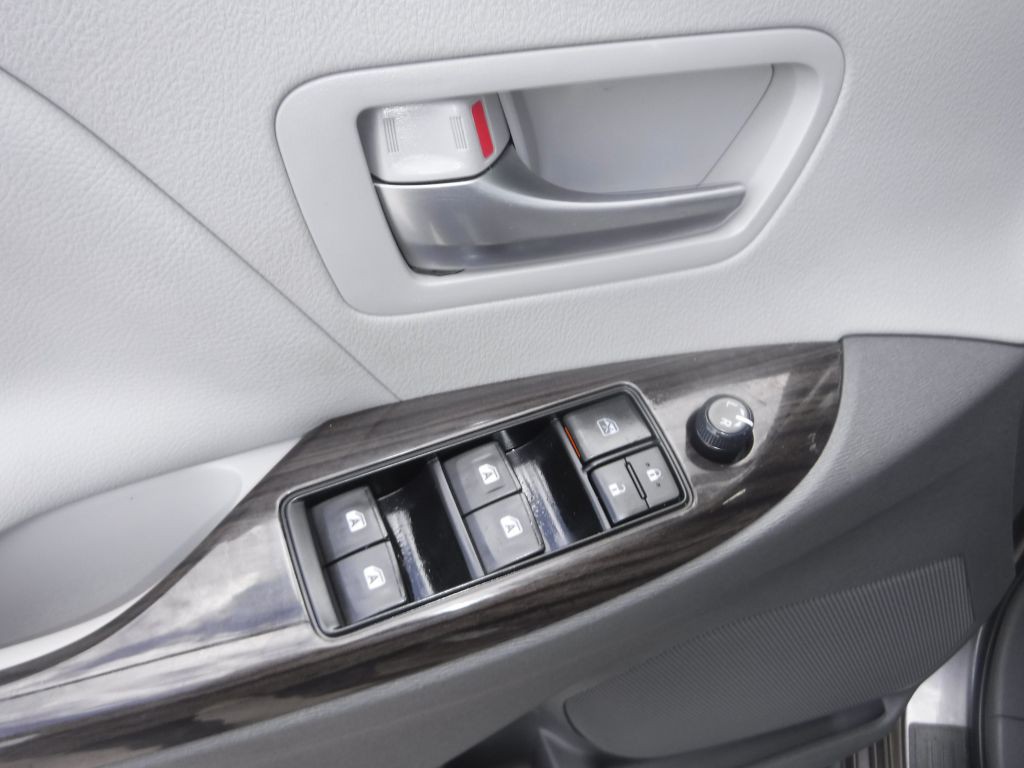 2017 Toyota Sienna Image 37